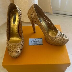 Prada gold Metallic Madras Metal Woven Leather hidden platform pumps. Size 38.5